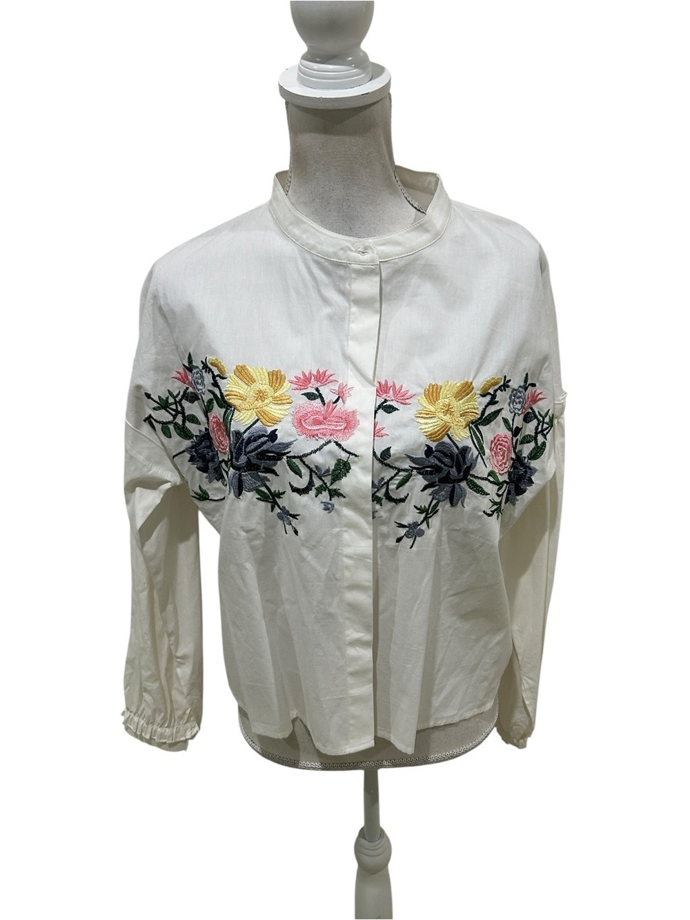Vertigo Paris White Embroidered Floral Button-Up Blouse medium